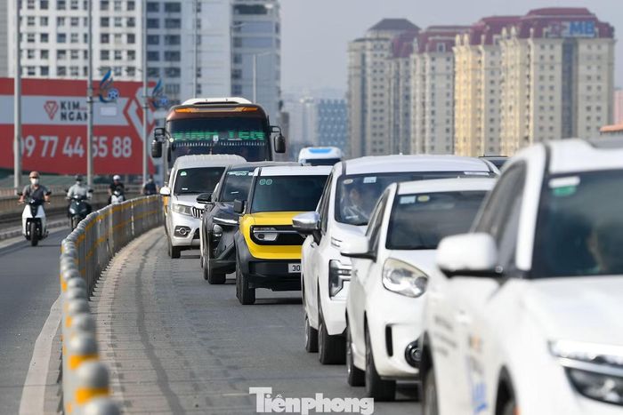 Hơn 9h ngày 28/9, cầu Nhật Tân vẫn ghi nhận xe ken dày, tốc độ giảm và ùn cục bộ.