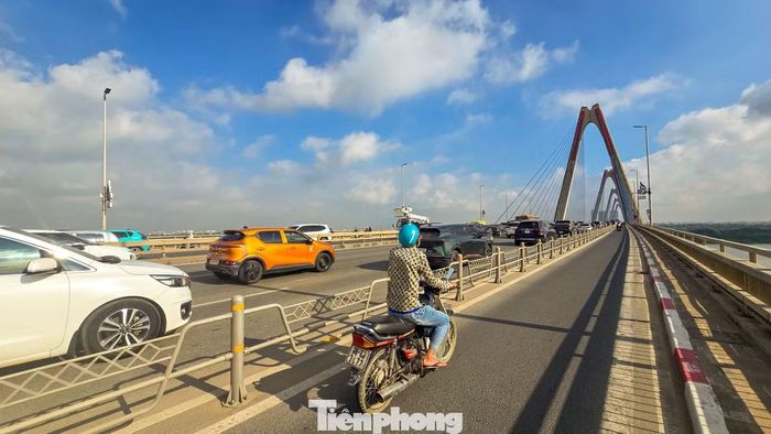 Trước đó, ngày 24/9, cơ quan chức năng lắp hệ thống biển báo và vạch xác định khoảng cách trên cầu, với các mốc 0, 50, 100, 150 và 200 m. Hệ thống được thiết kế để giúp tài xế nhận biết khoảng cách với xe phía trước và chủ động điều chỉnh tốc độ.