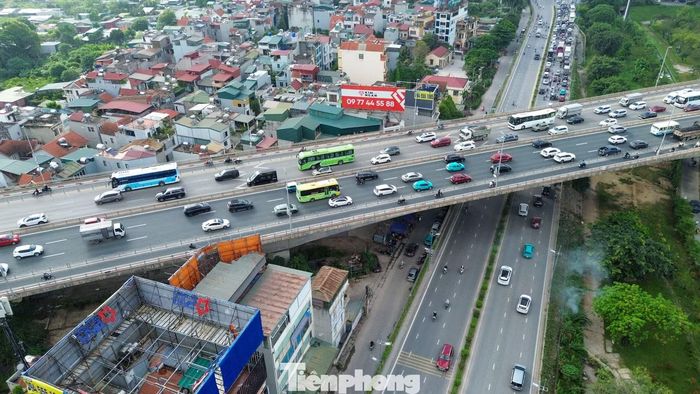 Chiều 27/9, các biển báo khoảng cách được tạm tháo. Việc này diễn ra cùng thời điểm Hà Nội bắt đầu phương án tổ chức giao thông mới trên cầu Nhật Tân.