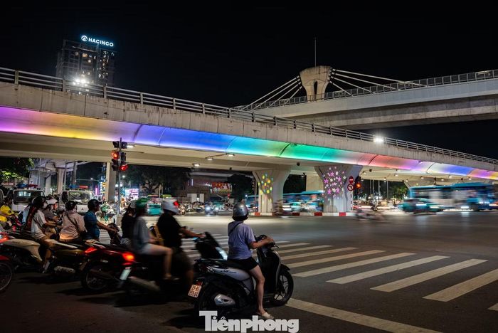 Các hình ảnh hoa được trình chiếu trực tiếp lên bề mặt trụ cầu, kết hợp với dải ánh sáng nhiều màu chạy dọc phía dưới cầu vượt.