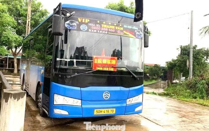 Nhà trường đã bố trí 3 xe ô tô đưa đón các em học sinh thôn Tiến Sơn đi và về hàng ngày.
