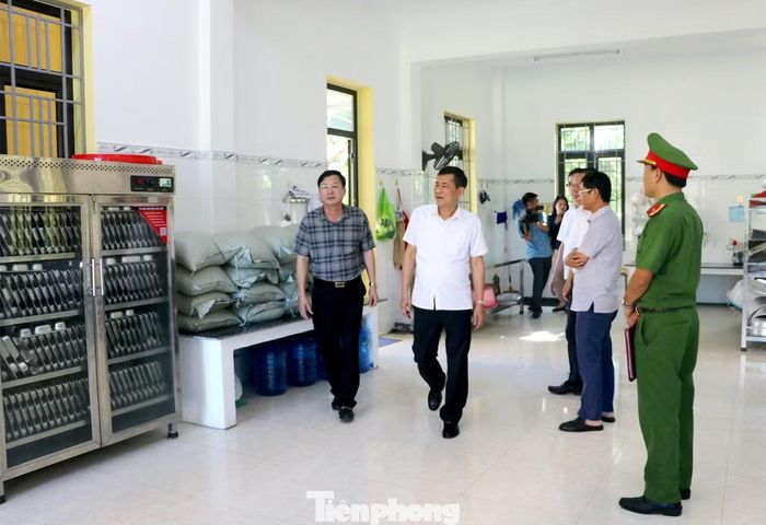 Đoàn công tác kiểm tra cơ sở vật chất dạy và học, bán trú tại Trường tiểu học Quỳnh Tam. (Ảnh: P.Quỳnh).