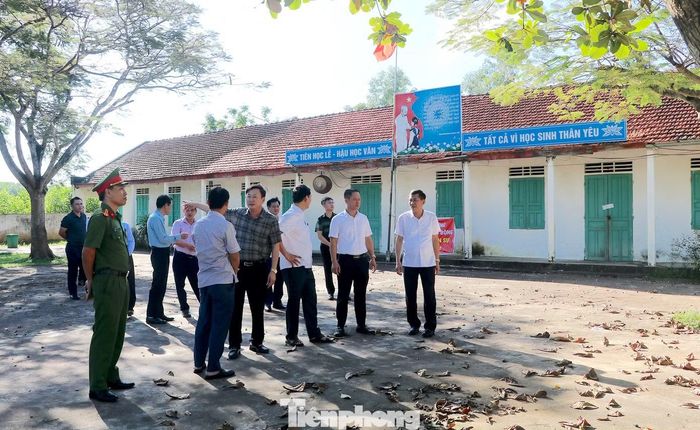 Phó Chủ tịch UBND tỉnh Thái Văn Thành cùng đoàn công tác đến kiểm tra điểm trường lẻ Tiến Sơn. (Ảnh: P.Quỳnh).