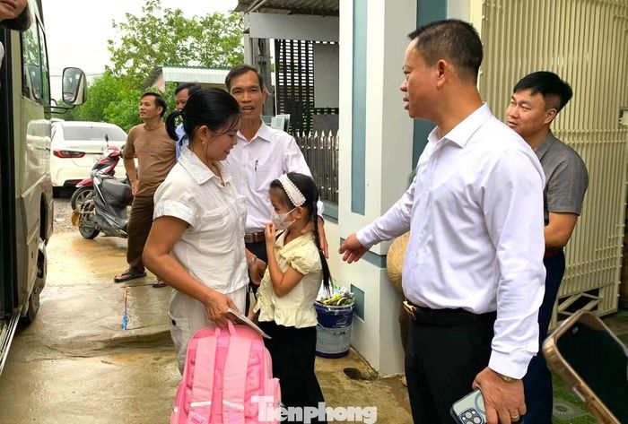 Chính quyền địa phương, giáo viên thường xuyên xuống các hộ gia đình để tuyên truyền, vận động để học sinh được đến trường.