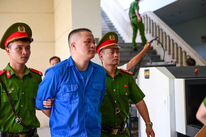 Từ 6h45, cảnh sát dẫn giải các bị cáo đến hội trường xét xử tại tầng 3 trụ sở TAND TP Hà Nội.
