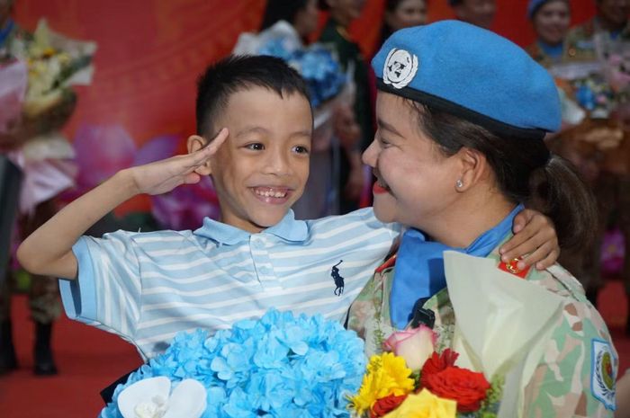 Sau gần một năm xa cách, nhiều em nhỏ mong ngóng giây phút những người lính mũ nồi xanh trở về.