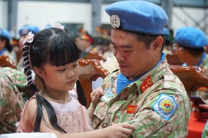 Trong dòng người chờ đón, những em nhỏ háo hức chạy đến ôm chầm lấy cha mẹ sau gần một năm xa cách. Các em nép chặt vào vòng tay người thân khiến khoảnh khắc đoàn tụ tại sân bay càng thêm xúc động.