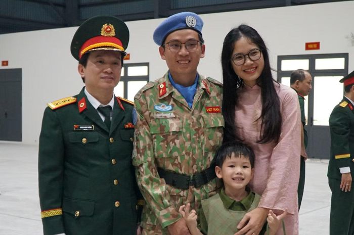 Theo báo cáo của Thiếu tá Trần Đức Tài, Giám đốc BVDC 2.7, trong thời gian thực hiện nhiệm vụ tại Phái bộ Nam Sudan, bệnh viện đã thu dung, khám và điều trị hơn 2.200 lượt bệnh nhân, thực hiện thành công hơn 30 ca phẫu thuật cấp cứu. Bên cạnh đó, bệnh viện còn triển khai các kế hoạch phòng chống dịch, nghiên cứu khoa học, đổi mới và ứng dụng công nghệ. Đơn vị hoàn thành 17 bài báo khoa học, trong đó có 4 bài được công bố trên các tạp chí quốc tế, đồng thời tham gia các hội nghị khoa học quốc tế và đưa phần mềm quản lý bệnh viện vào thực tế.