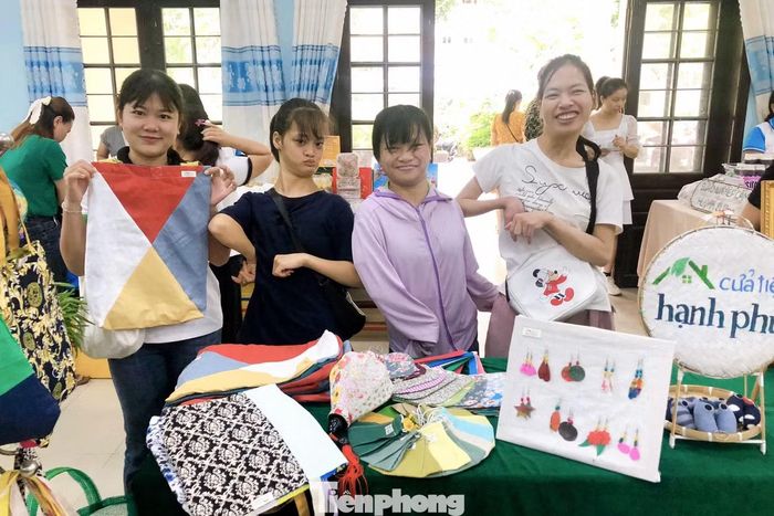 Những sản phẩm thời trang từ vải rẻo, vải thừa được ưa chuộng.