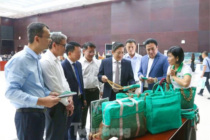 Chị Huỳnh Thị Tường Vy giới thiệu các sản phẩm túi lưới Echobag tại Hội thảo Thúc đẩy chuyển đổi xanh, hướng tới thành phố sinh thái và thông minh do UBND TP. Đà Nẵng phối hợp với Báo Tiền Phong tổ chức.