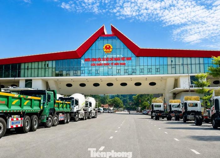 Thông quan tại cửa khẩu Hữu Nghị - cửa khẩu lớn nhất tỉnh Lạng Sơn.