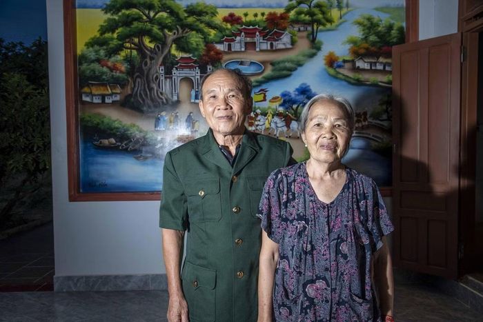 Cựu chiến binh Nguyễn Duy Kháng và cô giáo Hương .Ảnh: Lê Văn Chương