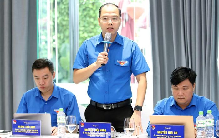 Anh Nguyễn Tiến Hưng - Bí thư Thành Đoàn Hà Nội phát biểu ý kiến tại hội nghị.