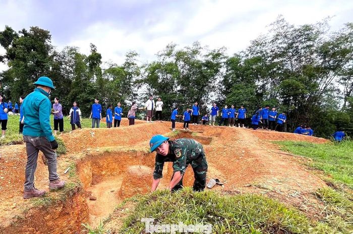 Dưới sự phối hợp của lực lượng quân sự, đoàn viên, thanh niên nhanh chóng bắt tay vào từng phần việc được phân công.