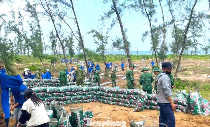  Không khí lao động khẩn trương trên thao trường cho thấy sự phối hợp chặt chẽ giữa tuổi trẻ địa phương và lực lượng vũ trang. Mỗi bao cát được vận chuyển, mỗi vị trí được gia cố là một phần đóng góp cụ thể, góp phần chuẩn bị tốt cơ sở vật chất phục vụ nhiệm vụ huấn luyện. Từ Quỳnh Anh đến Kim Bảng, màu áo xanh tình nguyện xuất hiện trên các thao trường cùng màu áo của người lính. Sự chung sức ấy không chỉ hỗ trợ lực lượng vũ trang hoàn thành công tác chuẩn bị mà còn góp phần vun đắp tình đoàn kết quân - dân, lan tỏa tinh thần trách nhiệm và ý thức cống hiến trong tuổi trẻ Nghệ An. Những ngày góp sức trên thao trường cũng là một cách cụ thể để tuổi trẻ Nghệ An đồng hành với nhiệm vụ quốc phòng - an ninh tại cơ sở. Qua những phần việc thiết thực, đoàn viên, thanh niên tiếp tục khẳng định vai trò xung kích, sẵn sàng nhận nhiệm vụ và đóng góp sức trẻ vào công cuộc xây dựng, bảo vệ Tổ quốc. 