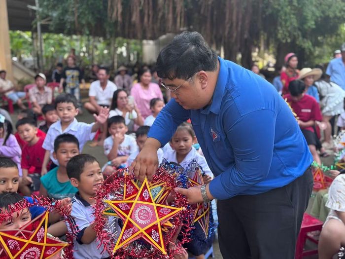 Anh Thương tặng lồng đèn cho các em học sinh vui trung thu.