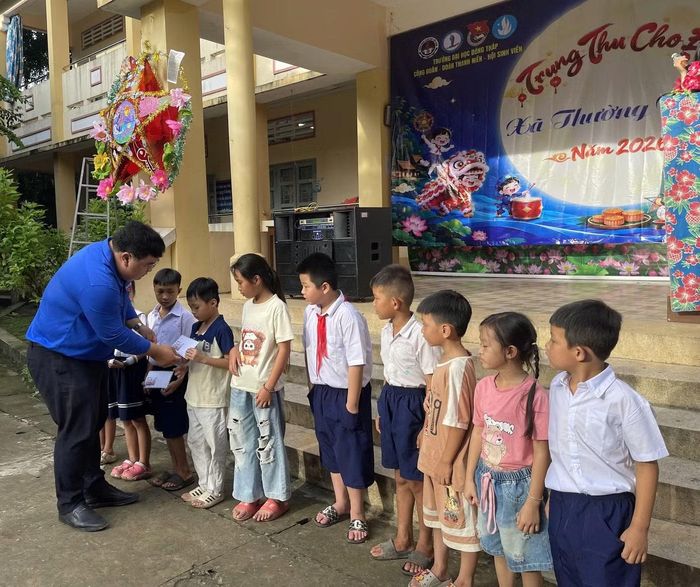 Anh Huỳnh Thanh Thương - Phó Bí thư Đoàn Trường Đại học Đồng Tháp tặng quà Trung thu cho học sinh tại Trường Phổ thông nội trú Tiểu học và THCS Thường Phước, xã biên giới Thường Phước, tỉnh Đồng Tháp.