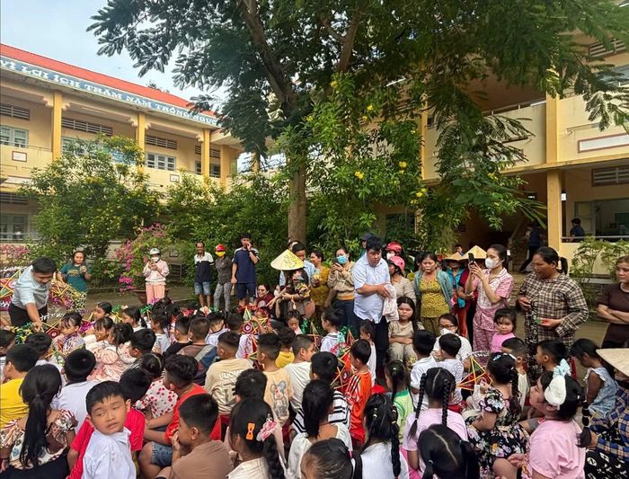 Anh Thương tặng quà trung thu cho các em học sinh.