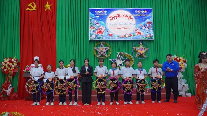 Anh Huỳnh Thanh Thương tặng lồng đèn trung thu cho học sinh tại Trường THCS và THPT Bình Phục Nhứt, xã An Thạnh Thủy, tỉnh Đồng Tháp.