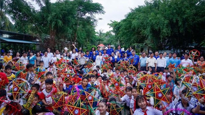 Các em học sinh vui trung thu.