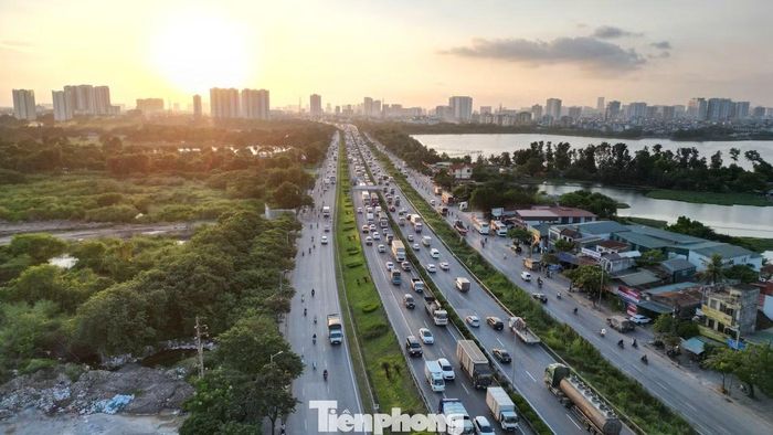 Bến xe Yên Sở nằm trên tuyến Vành đai 3, giữ vị trí thuận lợi tại cửa ngõ phía Nam Hà Nội, kết nối với các tỉnh phía Nam và Bắc Trung Bộ. Công trình cách bến xe Nước Ngầm khoảng 2 km và bến xe Giáp Bát khoảng 5 km, tạo điều kiện chia sẻ, phân bổ lại lưu lượng hành khách và phương tiện giữa các đầu mối giao thông này.
