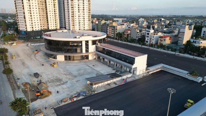 Tòa nhà chính có diện tích 2.000 m2. Tầng 1 là khu bán vé và showroom, tầng 2 được bố trí các cửa hàng kinh doanh đồ ăn nhanh. Phía ngoài công trình được lắp kính cường lực.