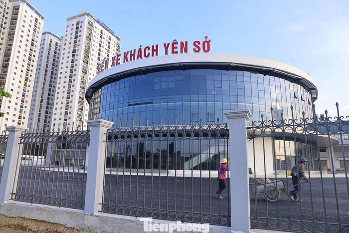 Các bãi đỗ xe, lối lên xuống bằng thang bộ và thang máy được đầu tư hiện đại, phục vụ hành khách. Đây là bến xe khách đầu tiên của Hà Nội có thiết kế tầng hầm với diện tích khoảng 5.000 m2.