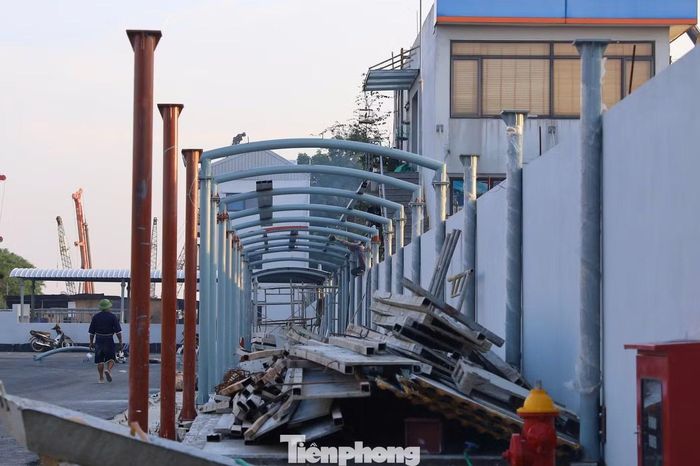 Đơn vị thi công chỉnh trang các khu vực, thảm nhựa xung quanh bến xe.