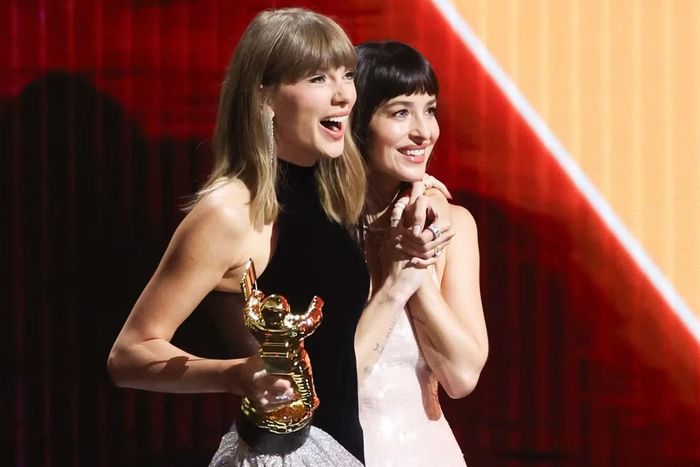 Taylor Swift lập kỷ lục mới tại VMAs 2026. Ảnh: Getty Images/CBS.