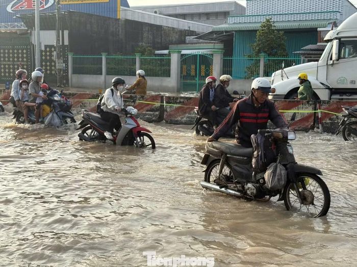 Dù biết nguy cơ qua chỗ nước sâu xe có thể chết máy, nhưng nhiều người vội đi làm, đưa con đi học cho kịp giờ vẫn cố qua. Thấy một số xe máy cố đi qua vùng ngập bị chết máy, ông Lê Thanh Hải (phường Bình Minh) và một số hộ dân bên đường lội nước ra hỗ trợ đẩy xe. Trong khi đó, nhiều người chọn đứng chờ nước rút bớt mới tiếp tục hành trình để tránh hỏng phương tiện.