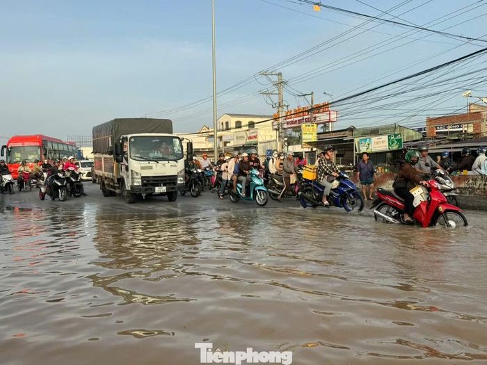 Do Quốc lộ 1 ngập sâu, nhiều phương tiện buộc phải dừng đỗ ở đầu điểm ngập để chờ nước rút, gây ùn ứ giao thông.