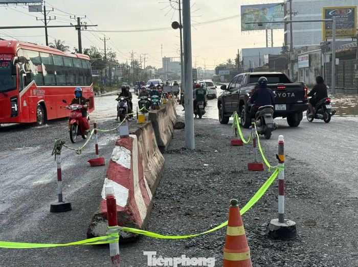 Bà Nguyễn Thị Lê (phường Bình Minh) cho biết, thời gian qua một số đoạn Quốc lộ 1A đã được nâng cấp, tôn cao nền, nhưng một số đoạn dự án nâng cấp chưa làm xong nên vẫn bị ngập. Người dân mong dự án triển khai nhanh để hết cảnh quốc lộ ngập mỗi khi triều cường.