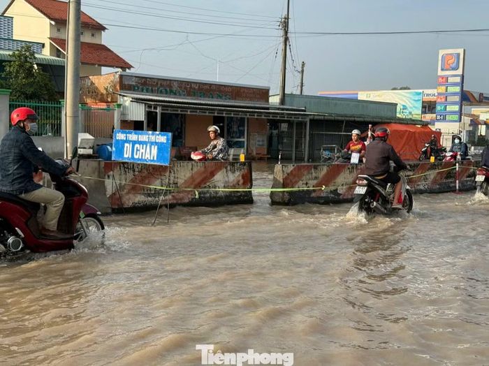 Đoạn Quốc lộ 1 đoạn qua phường Bình Minh vừa được nâng cấp, tuy nhiên chưa đồng bộ, một số vị trí nền đường thấp thường xuyên ngập mỗi khi triều cường dâng cao vào mùa lũ.