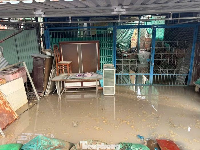 Dù đã đắp bao cát, nhiều nhà dân ở phường Bình Minh vẫn bị nước triều tràn vào.
