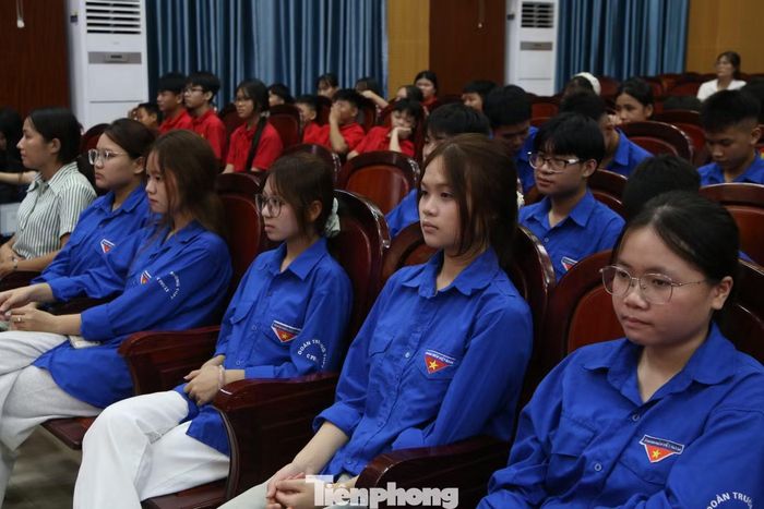 Đông đảo học sinh, đoàn viên, thanh niên tham dự tọa đàm về Mười nữ dân quân pháo phòng không Lam Hạ.