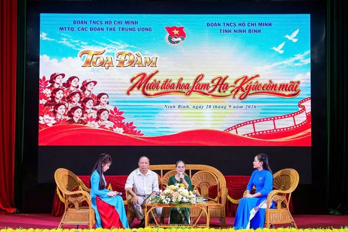 Thân nhân Mười nữ dân quân pháo phòng không Lam Hạ chia sẻ những câu chuyện, ký ức về một thời chiến đấu và sự hy sinh anh dũng của các nữ dân quân tại tọa đàm.