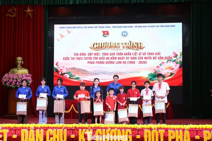Ban Tổ chức chương trình trao quà tới thân nhân Mười nữ dân quân pháo phòng không Lam Hạ, học sinh có hoàn cảnh khó khăn và tặng máy tính hỗ trợ chuyển đổi số tại địa phương.