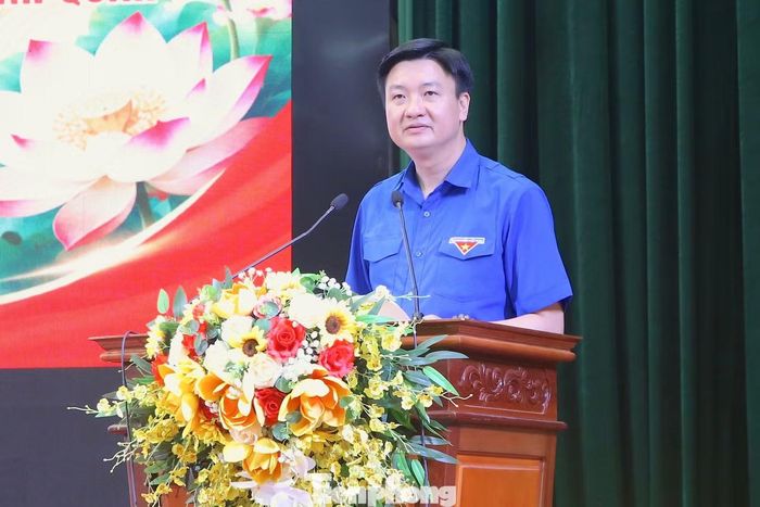Anh Trần Ngọc Nam - Bí thư Tỉnh Đoàn Ninh Bình phát biểu khai mạc tọa đàm.