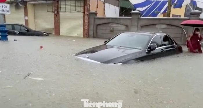 Hàng loạt ô tô ngập sâu trong biển nước.