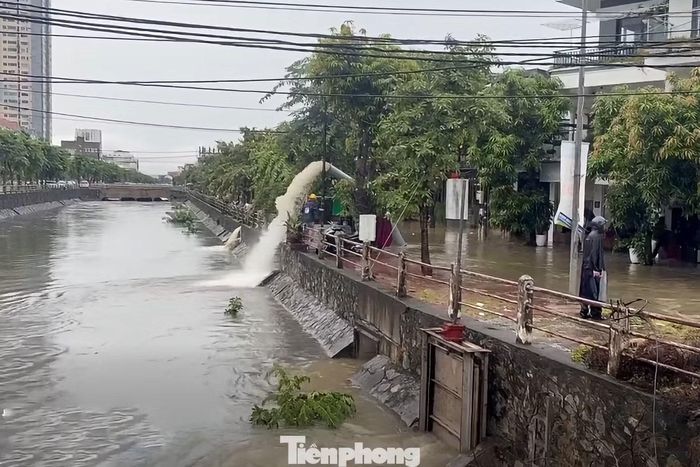 Máy bơm lưu động được huy động để bơm nước từ đường Phùng Chí Kiên xuống kênh Bắc, hỗ trợ tiêu thoát nước sau mưa lớn.
