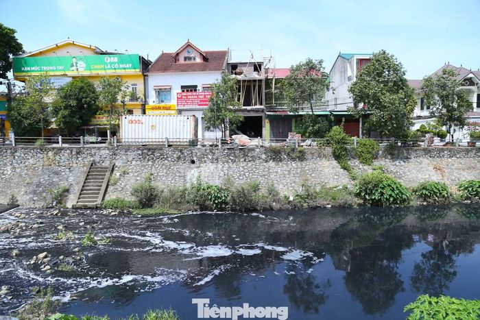 Nước trên kênh Bắc có màu đen, nhiều thời điểm xuất hiện rác và cặn, ảnh hưởng cảnh quan đô thị.