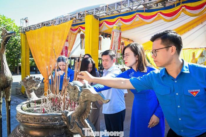 Sáng 28/9, các đại biểu dâng hương tưởng niệm những nữ dân quân đã anh dũng chiến đấu, hy sinh vì độc lập, tự do của Tổ quốc.