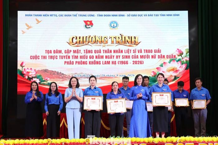 Ban tổ chức trao giải cho 11 giải tập có thành tích xuất sắc trong cuộc thi.