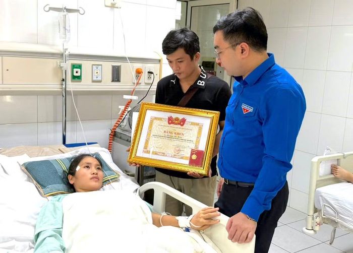 Bí thư Tỉnh Đoàn Nghệ An Hồ Phúc Hải thăm hỏi, động viên cô Hiền sớm vượt qua khó khăn, sớm hồi phục sức khoẻ.