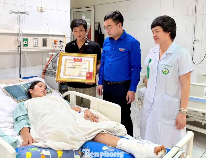 Thừa ủy quyền của Ban Bí thư T.Ư Đoàn, Bí thư Tỉnh Đoàn Nghệ An Hồ Phúc Hải đến thăm, trao Bằng khen và Huy hiệu “Tuổi trẻ dũng cảm” cho cô giáo Hoàng Thị Hiền.