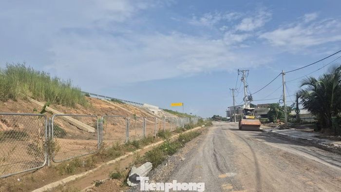 Đường dân sinh song hành cao tốc đến nay cũng đang được nhà thầu xây dựng.