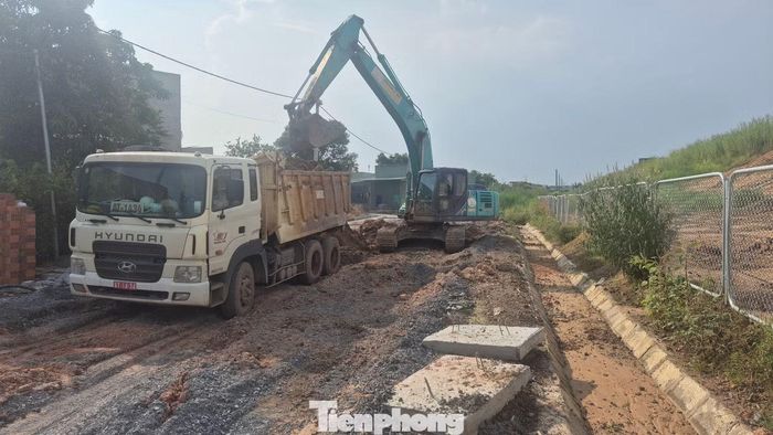 Nhà thầu vừa khắc phục các điểm sạt lở, vừa hoàn thiện hệ thống thoát nước, vỉa hè đường dân sinh song hành cao tốc Biên Hòa - Vũng Tàu.