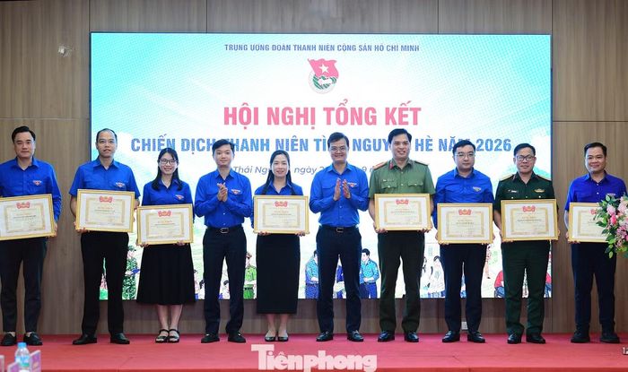 Anh Bùi Quang Huy và anh Nguyễn Minh Triết trao Bằng khen cho các tỉnh, thành Đoàn và Đoàn trực thuộc có thành tích xuất sắc trong triển khai Chiến dịch TNTN Hè 2026. Ảnh: Xuân Tùng