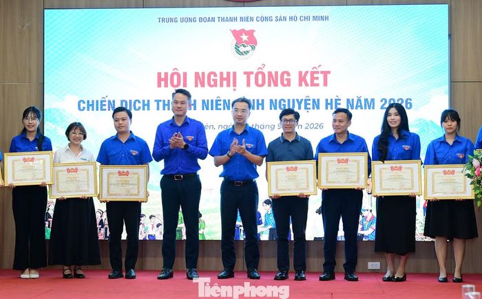 Anh Nguyễn Tường Lâm và anh Nguyễn Kim Quy trao Bằng khen cho các cá nhân có thành tích xuất sắc trong triển khai Chiến dịch TNTN Hè 2026. Ảnh: Thanh Hiếu