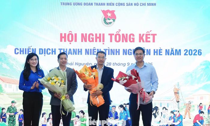 Chị Hồ Hồng Nguyên tặng hoa cảm ơn các đơn vị đồng hành với Chiến dịch TNTN Hè 2026. Ảnh: Xuân Tùng